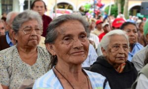 Lee más sobre el artículo Pastor lleva el Evangelio a adultos mayores que están en aislamiento