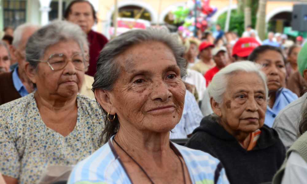 Pastor lleva el Evangelio a adultos mayores