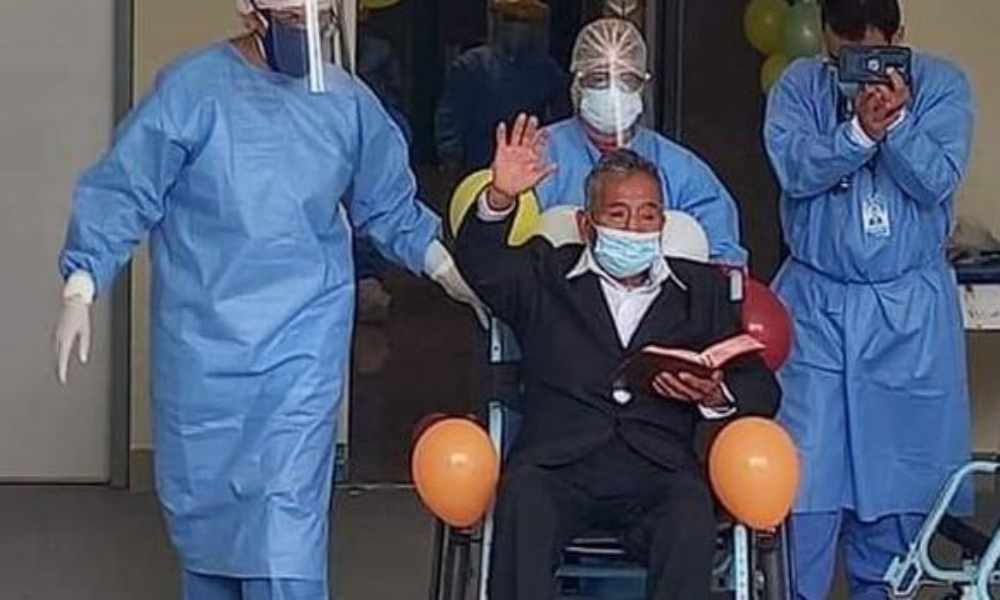 Lee más sobre el artículo Hombre vence el Covid-19 y sale del hospital leyendo la Biblia