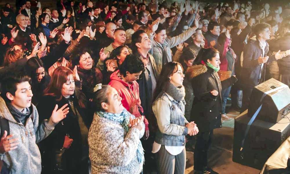 Gobernador de Sao Paulo decreta el culto como actividad fundamental