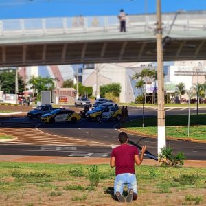 Lee más sobre el artículo Joven se arrodilla para orar al ver a hombre que intentaba suicidarse