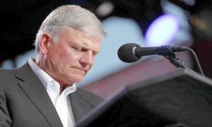 Lee más sobre el artículo Franklin Graham insta a los cristianos a orar: “Nuestro mundo está en llamas”