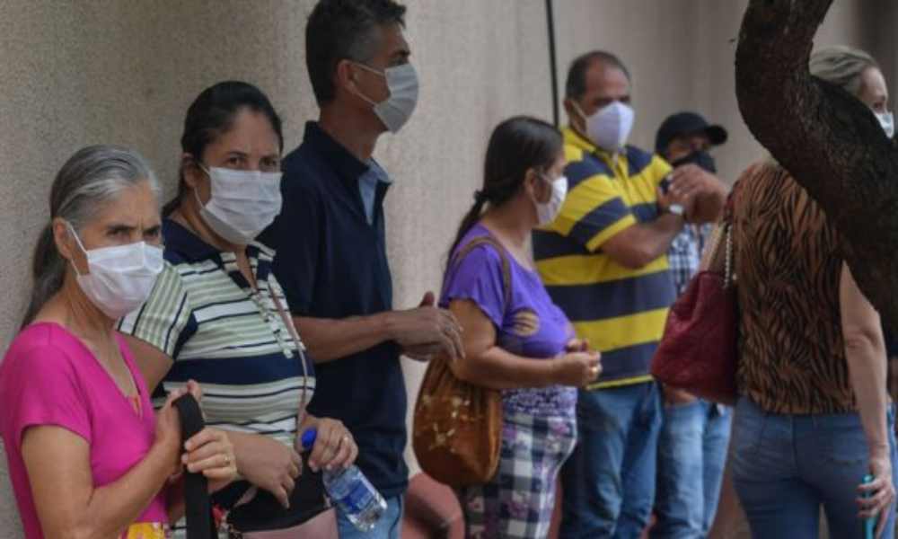 Misioneros evangelizan a personas en fila para recibir vacuna Covid