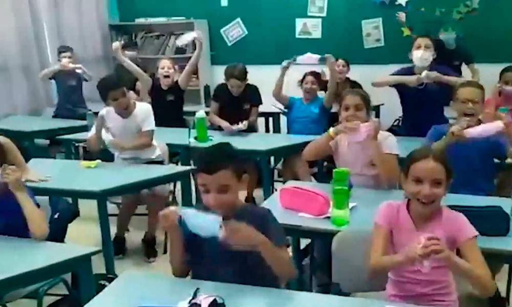 Niños en Israel muestran gran emoción al saber que no usarán mascarilla