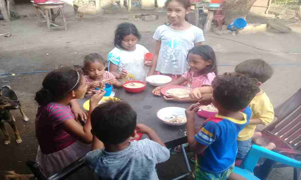 Pastor da alimento y evangeliza a niños de escasos recursos