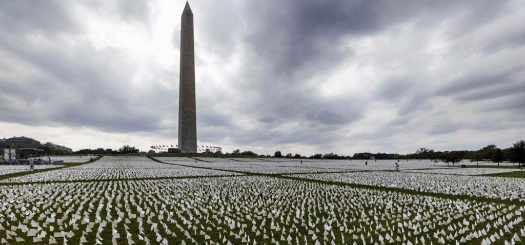 EE.UU Honra a los muertos por covid con 600.000 banderas blancas en Washington