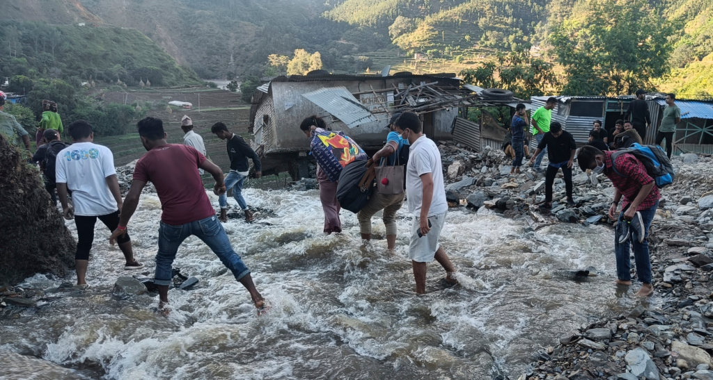 India y Nepal son azotadas por fuertes lluvias que causan inundaciones y cientos de muertos