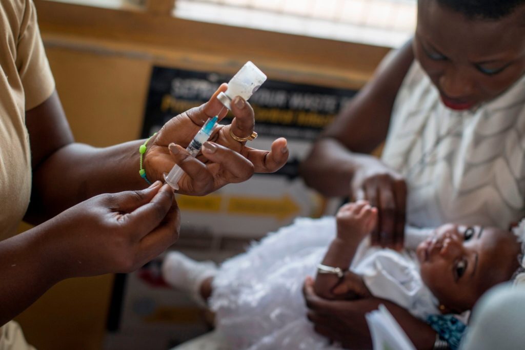 ¡Paso histórico para África! Se aprueba el uso de la primera vacuna contra la malaria