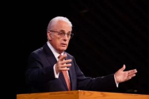 Lee más sobre el artículo El pastor John MacArthur rechaza la adoración en línea