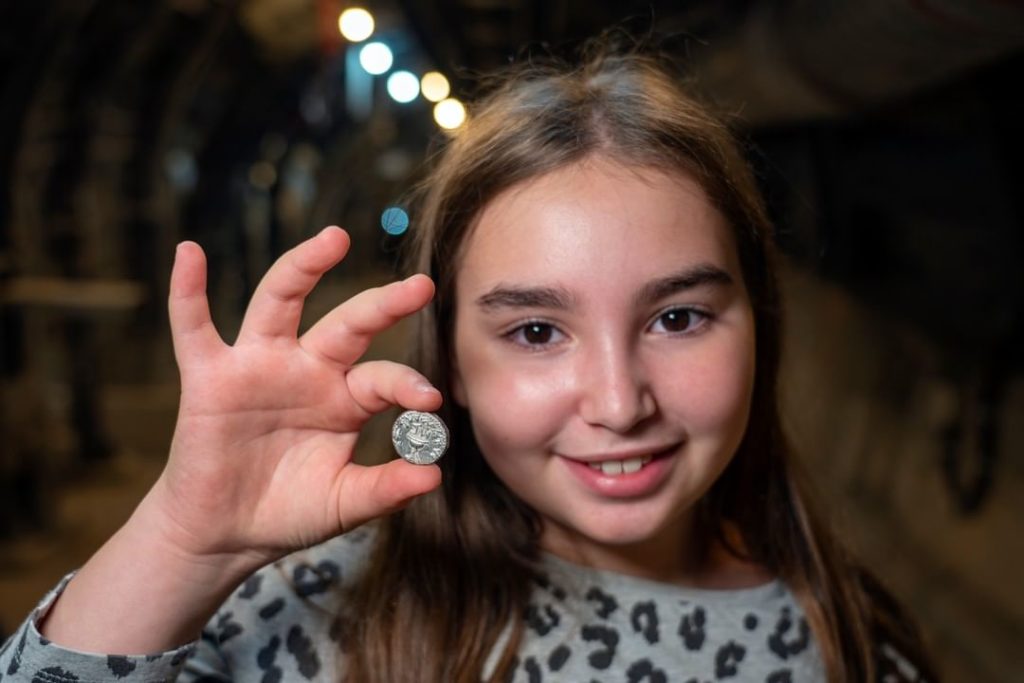 Niña descubre una rara moneda de 2 mil años de antigüedad en Jerusalén