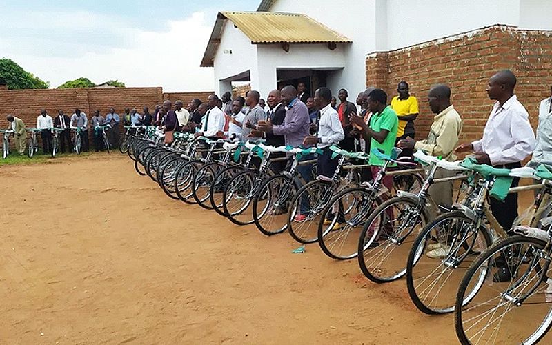 Pastores celebran la llegada de bicicletas para predicar en aldeas remotas de África