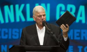 Lee más sobre el artículo Franklin Graham tras ser dado de alta, (Sentí la presencia de Dios)