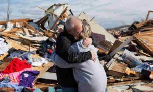 Lee más sobre el artículo Líderes oran y piden ayuda después que tornados devastaron Kentucky