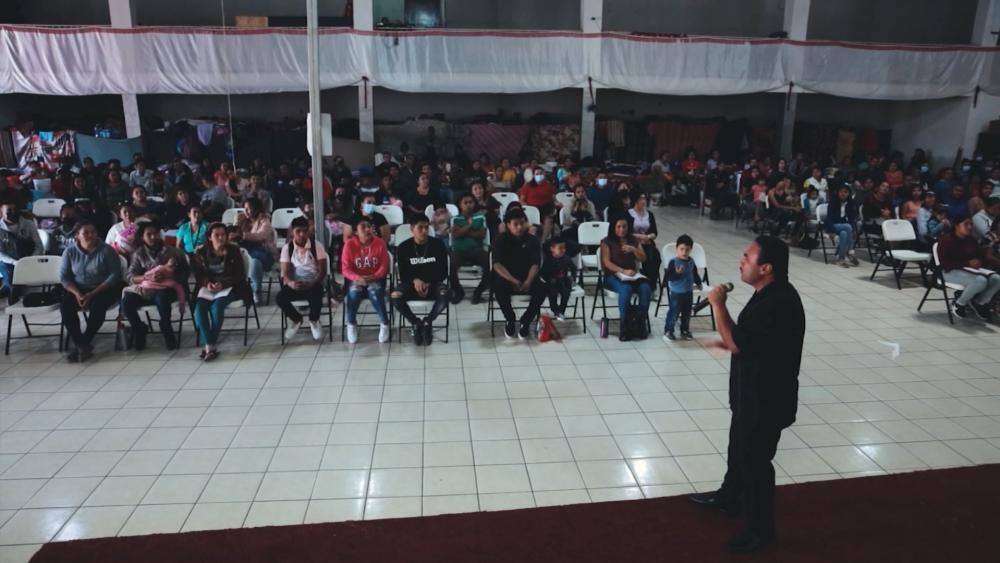 Migrantes inundan iglesia fronteriza mexicana y ahí es donde se encuentran con Cristo