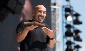 Lee más sobre el artículo Francis Chan anima a los cristianos reflexionar sobre su relación con Dios