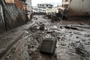 Lee más sobre el artículo Mujer clama a Dios el Padre Nuestro tras un fuerte aluvión en Ecuador