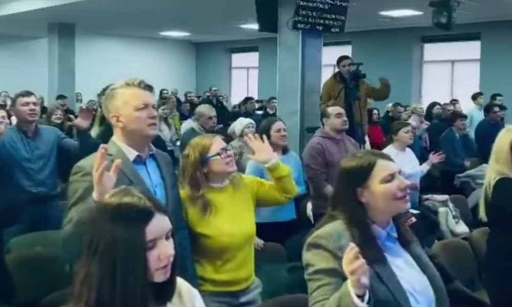 Iglesia de Ucrania celebra culto en medio de ataques