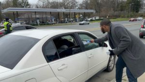 Lee más sobre el artículo (Jesús los alimentó y luego los ministró) Múltiples iglesias ayudan a los conductores con gasolina gratis