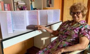 Lee más sobre el artículo Mujer de 80 años termina de transcribir la Biblia a mano: (Fue una alegría)