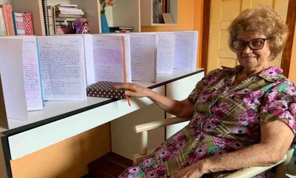 Mujer de 80 años termina de transcribir la Biblia a mano: (Fue una alegría)