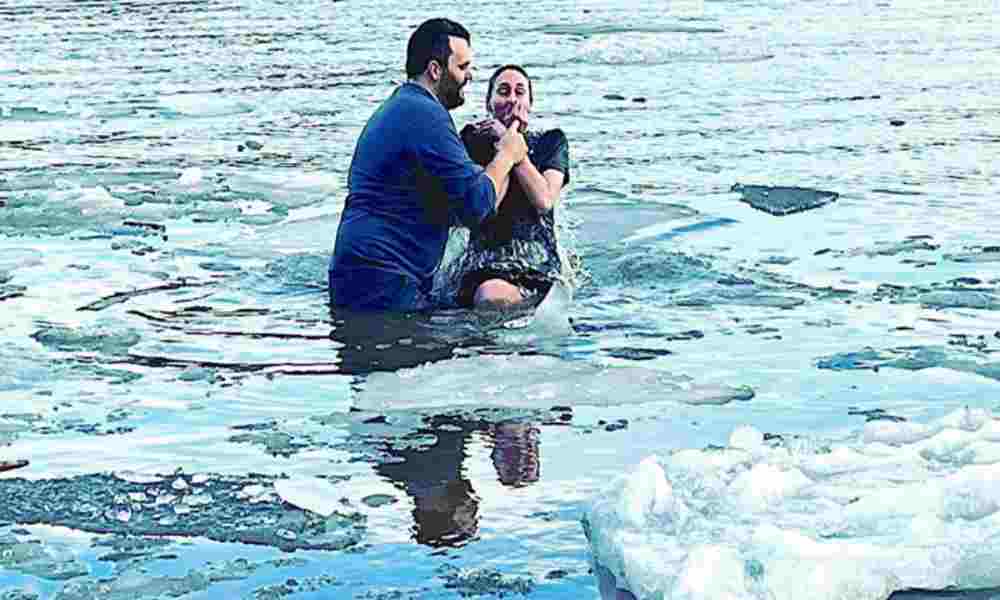 Soldados se bautizan en río congelado No quería esperar