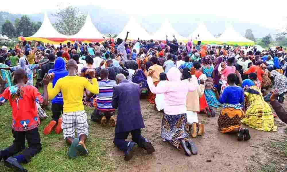 Centenares se entregan al Señor en Uganda en medio de la lluvia