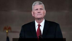 Lee más sobre el artículo Franklin Graham dice (No hay solución política, solo Dios puede arreglar un país roto)