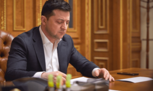 Lee más sobre el artículo Zelensky ora por la victoria de su país diciendo: ¡Gran y Único Dios! ¡Salven a nuestra Ucrania!”