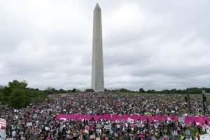 Lee más sobre el artículo Defensores provida se reúnen en todo EE.UU. en respuesta a las protestas por el derecho al aborto