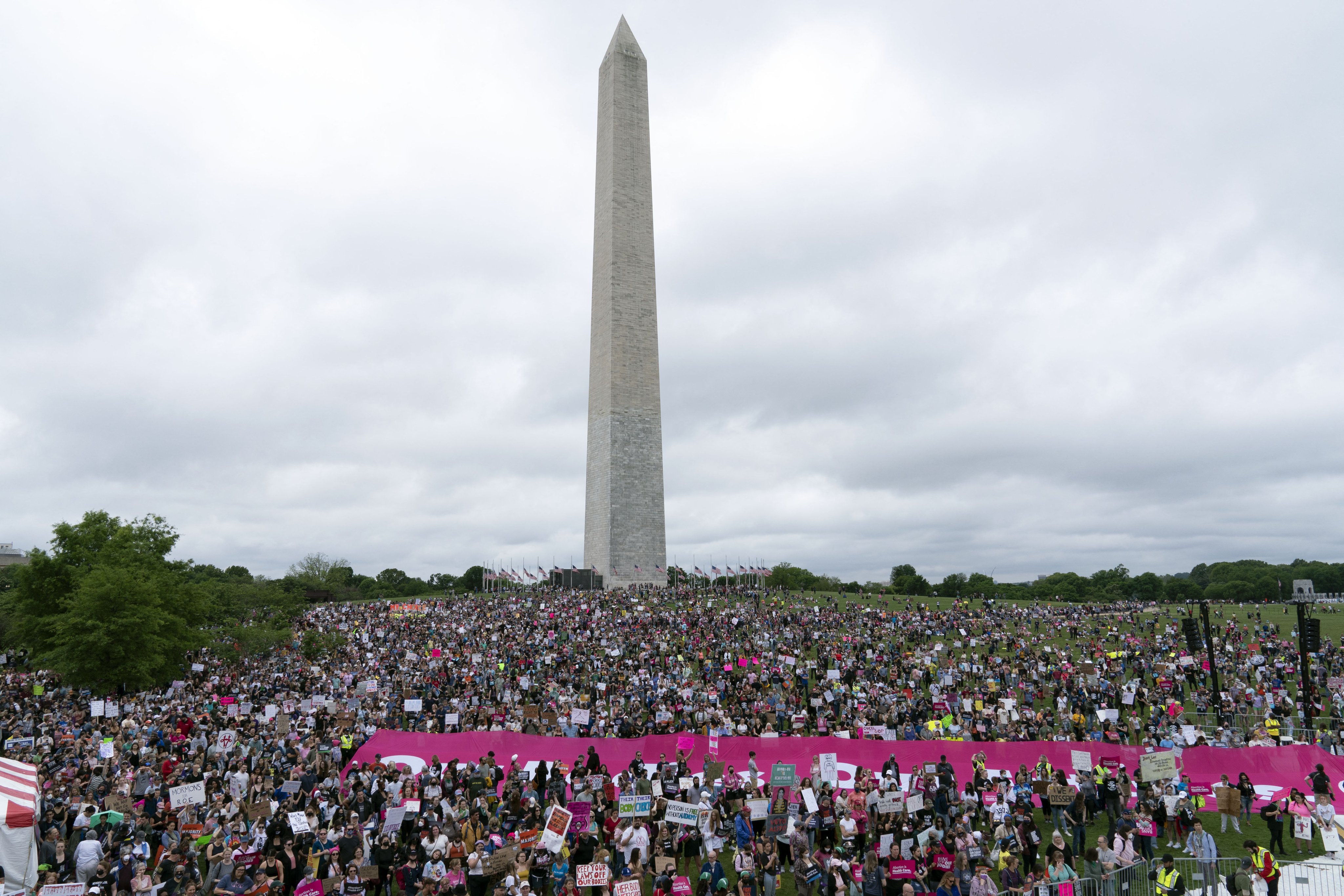 Defensores provida se reúnen en todo EE.UU. en respuesta a las protestas por el derecho al aborto