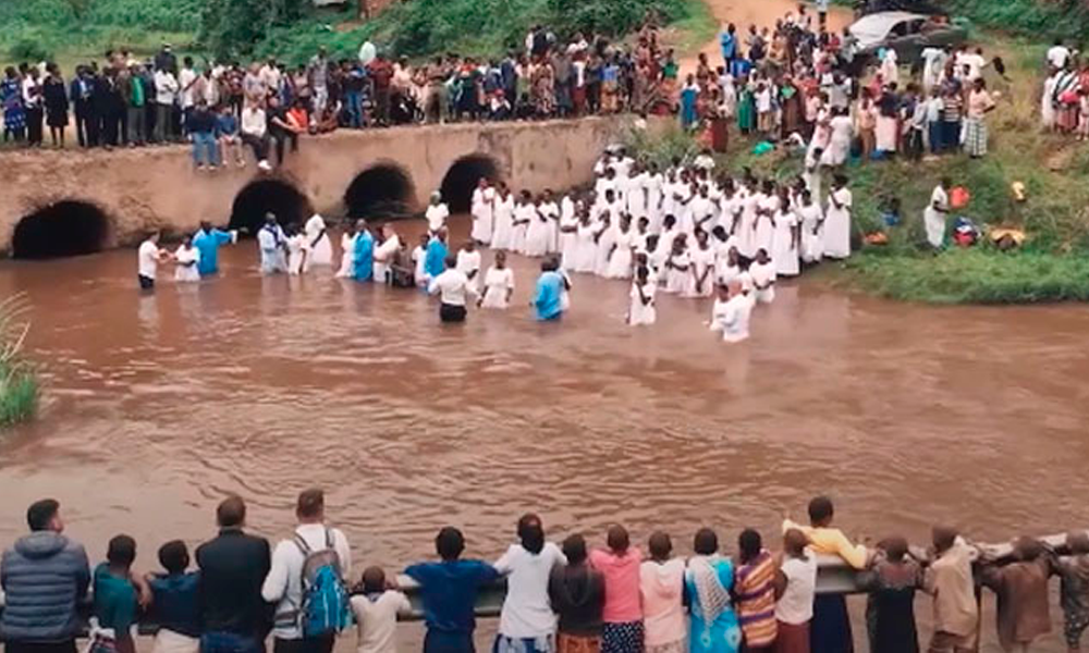 Más de 200 personas de tribu aislada en Uganda reciben a Cristo y se bautizan con apoyo de iglesias cristianas