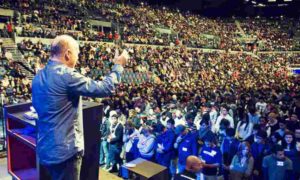 Lee más sobre el artículo Miles entregan su vida a Cristo durante evento del pastor Greg Laurie