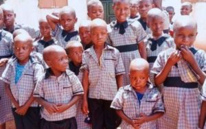 Lee más sobre el artículo Uganda: Iglesia Dona Zapatos Y Uniformes A Niños Aldeanos