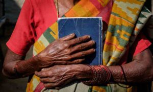 Lee más sobre el artículo Biblia en audio llega a 180 mil personas, incluida una mujer de 108 años