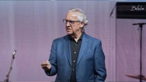 Lee más sobre el artículo El pastor Bill Johnson de Bethel da un mensaje de ‘la bondad de Dios’ después de la muerte de su esposa Beni