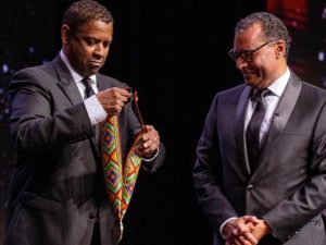 Lee más sobre el artículo ‘Hombre de Dios con una mente de Dios’: Denzel Washington honra a su pastor A.R. Bernard durante la ‘bendición’ del Museo de la Biblia