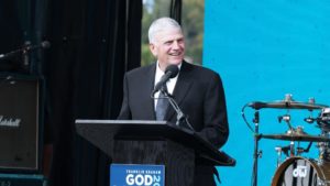 Lee más sobre el artículo Cientos de personas eligen a Cristo durante el Tour “Dios te Ama” de Franklin Graham