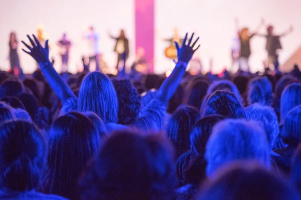 Lee más sobre el artículo (Dios respondió), Más de 2.500 jóvenes entregan sus vidas a Cristo en evento cristiano de Australia