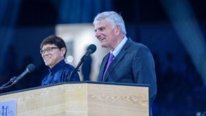 Lee más sobre el artículo Franklin Graham predica el Evangelio a miles en el primer Festival de la Alegría de Mongolia