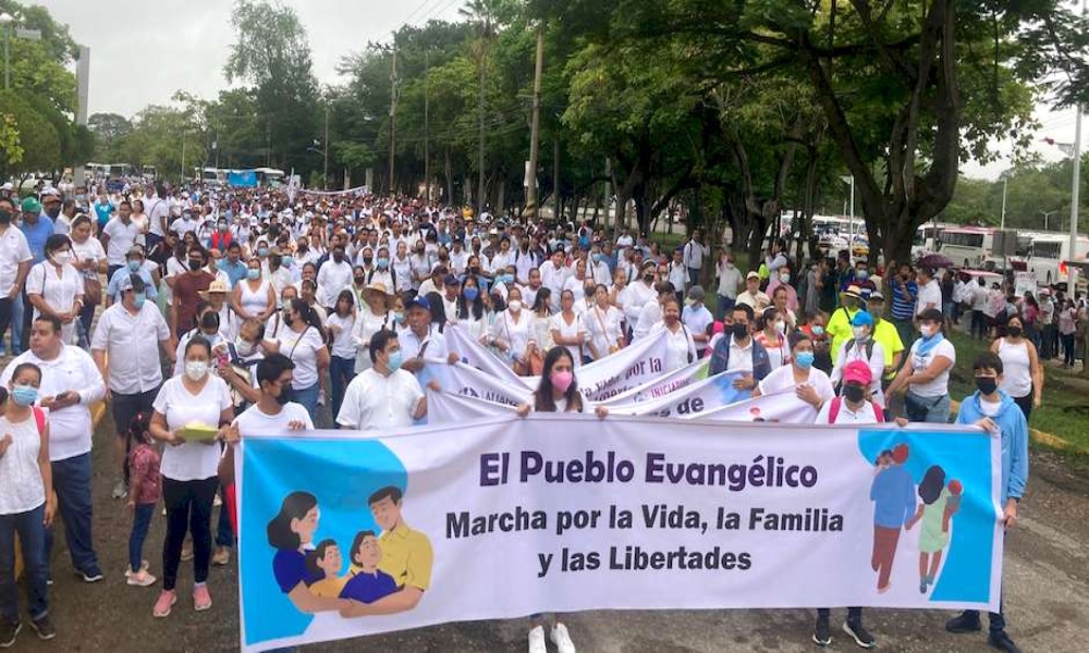 Mexico: 15 mil voces claman por la vida, la familia y las libertades