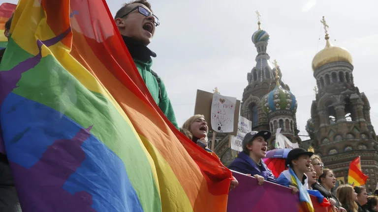 Autoridades en Rusia debaten sobre la prohibición total de la propaganda homosexual en el país