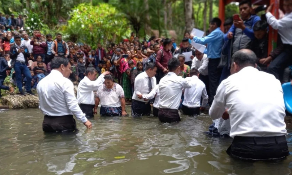 En Guatemala más de 1.500 personas se bautizan en un día