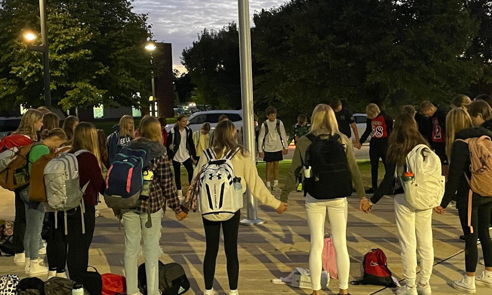 Movimiento de oración reúne a cientos de jóvenes para clamar por un milagro entre la crisis