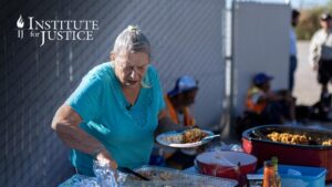 Lee más sobre el artículo Abuela arrestada por alimentar a personas sin hogar presenta demanda contra la ciudad