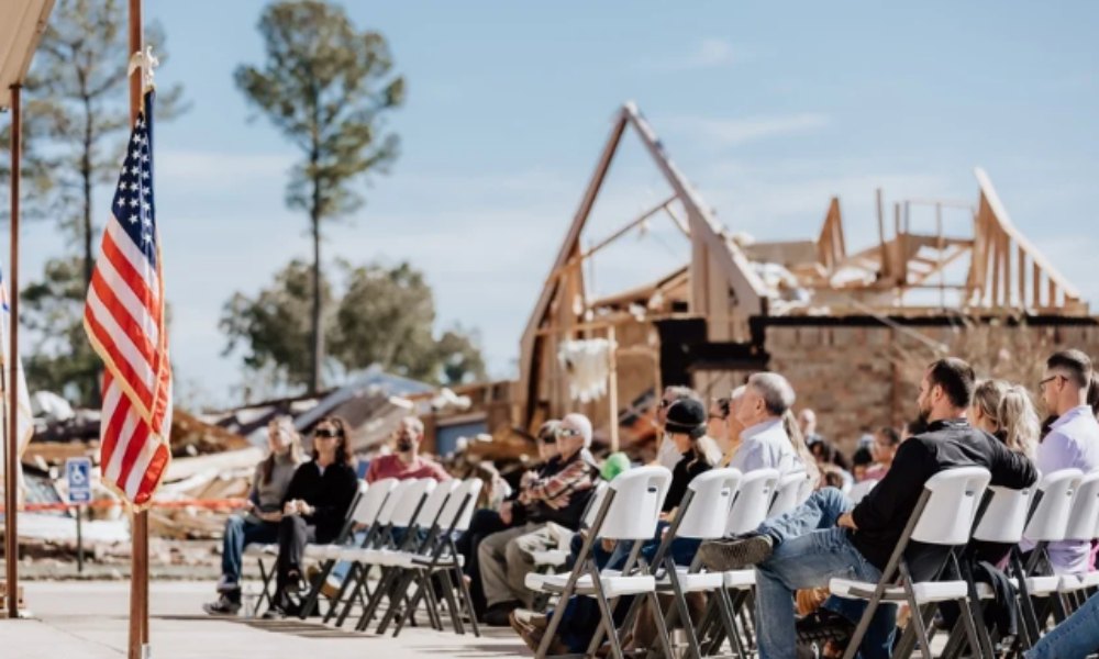 Iglesia adora en medio de escombros de templo destruido por tornado en EE.UU.