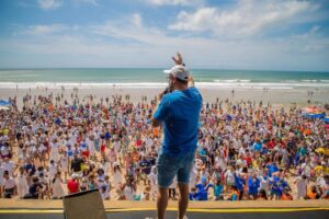 Lee más sobre el artículo Más de 1.000 personas confirman su fe en bautismo masivo que llenó una playa en Brasil