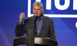 Lee más sobre el artículo “Vergüenza” dice Franklin Graham tras que la iglesia aprobara la bendición del matrimonio gay