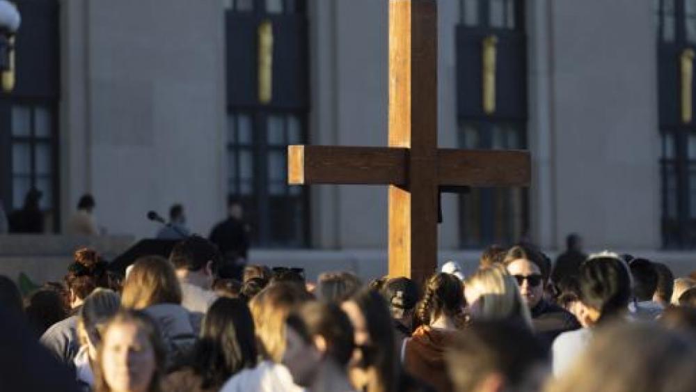 "Dios es redentor": El gobernador de Tennessee recurre a la fe en medio de la tragedia del tiroteo en una escuela de Nashville