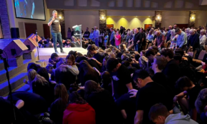 Lee más sobre el artículo «Dios preparó los corazones»: Más de 1.000 jóvenes oraron y adoraron a Dios por varios días en iglesia de Georgia