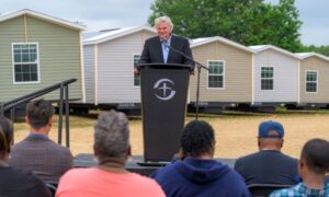 Lee más sobre el artículo Samaritan’s Purse entrega casas móviles a familias sobrevivientes del tornado en Mississippi